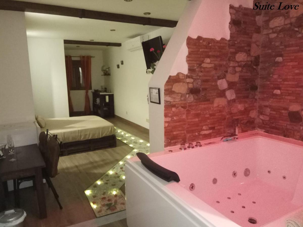 Suite Love Jacuzzi Uceda Exterior photo